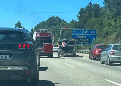 Imagen secundaria 1 - Un accidente en la A-8 con cinco coches implicados provoca atascos kilométricos en la autopista &#039;Y&#039;