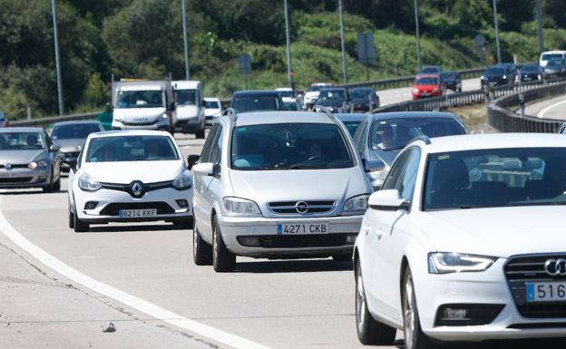 Un accidente en la A-8 con cinco coches implicados provoca atascos kilométricos en la autopista 'Y'