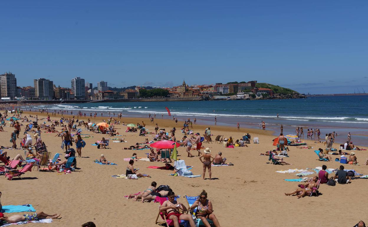 Sol y calor en Gijón, este viernes.