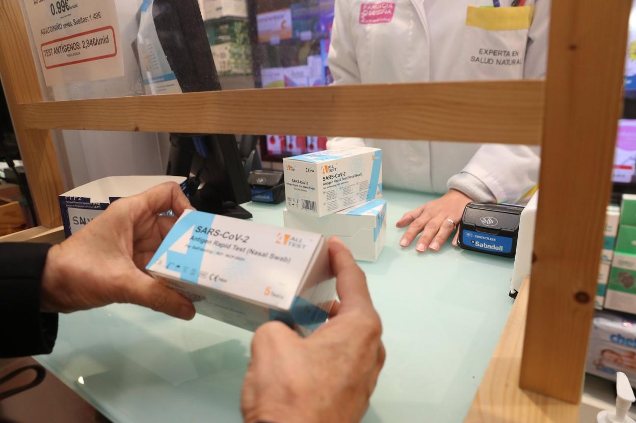 La venta de test diagnósticos vuelve a repuntar en las farmacias. 