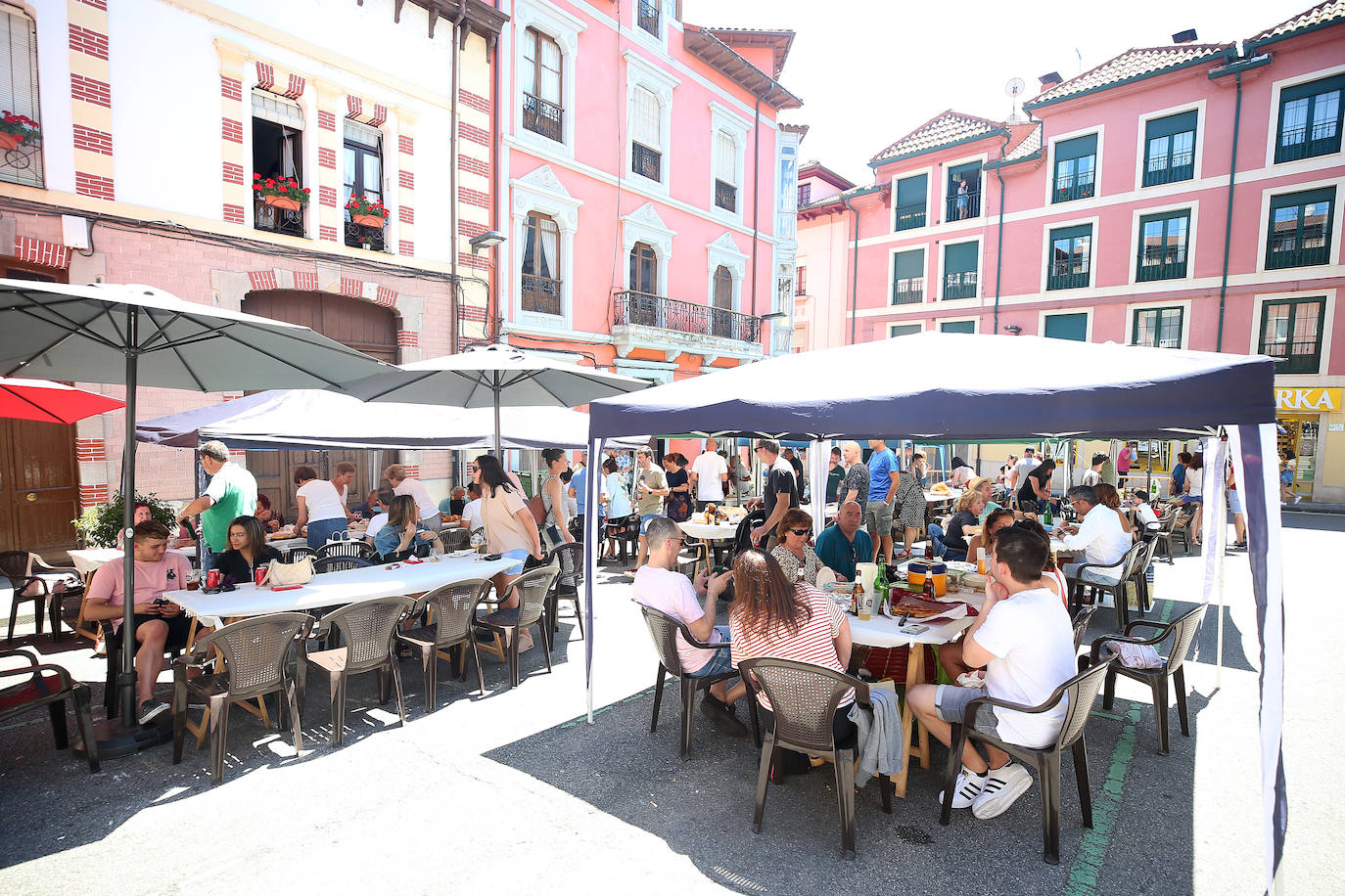 Fotos: Grado, con la comida en la calle para disfrutar de la fiesta