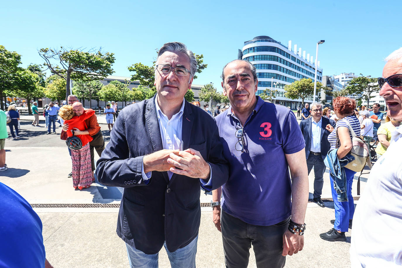 Fotos: Ciudadanos y políticos homenajean a Tini Areces en Gijón
