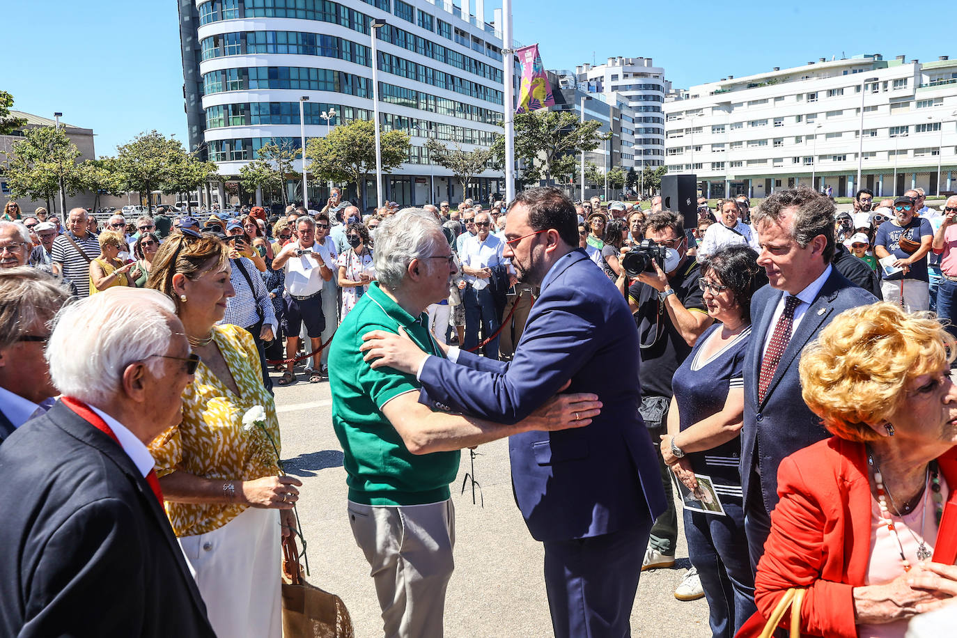 Fotos: Ciudadanos y políticos homenajean a Tini Areces en Gijón