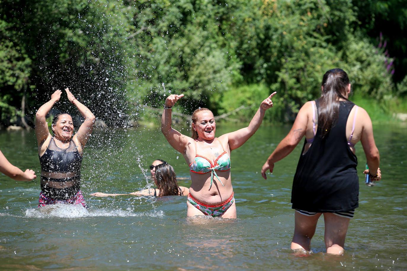 Fotos: Chapuzones para combatir las altas temperaturas de Asturias