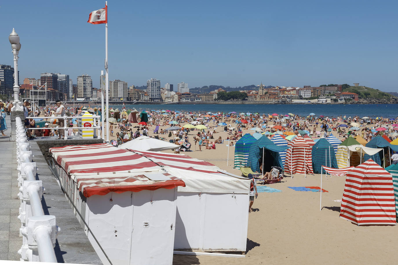 Fotos: Chapuzones para combatir las altas temperaturas de Asturias