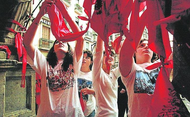 Los pamploneses colocaron sus pañuelos rojos en recuerdo a Miguel Ángel.