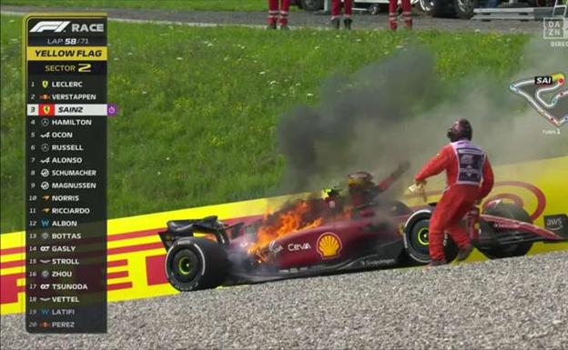 Captura del momento en el que Sainz pide ayuda para salir del monoplaza. 