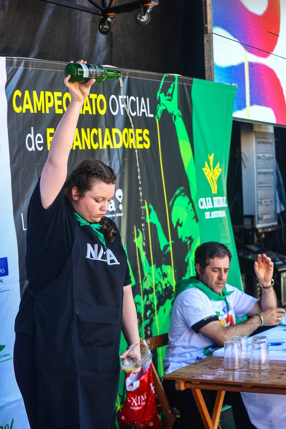 Fotos: Los escanciadores vuelven a medirse en Nava