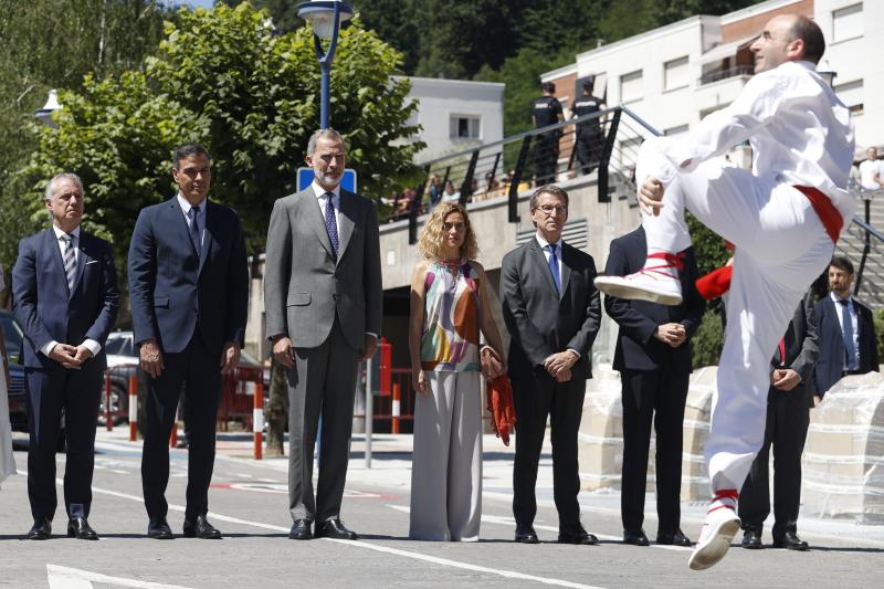 Aurresku, la danza tradicional vasca, al comienzo de la ceremonia.