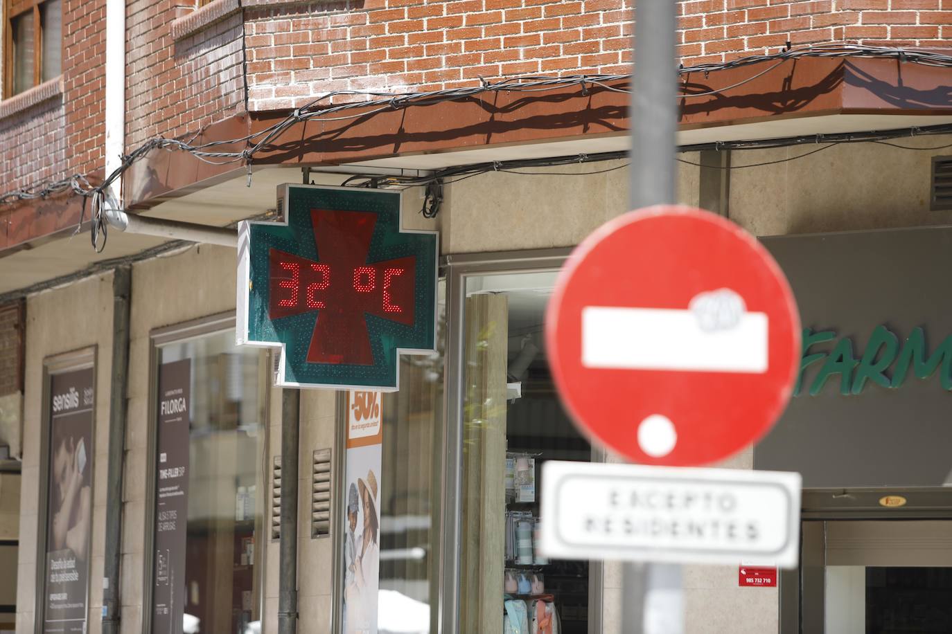 Fotos: La ola de calor llena las playas y terrazas de Asturias