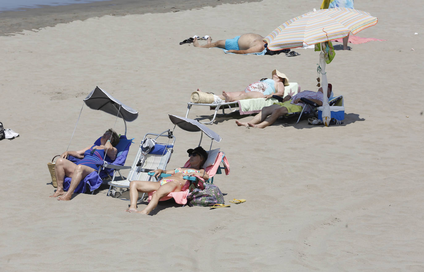 Fotos: La ola de calor llena las playas y terrazas de Asturias