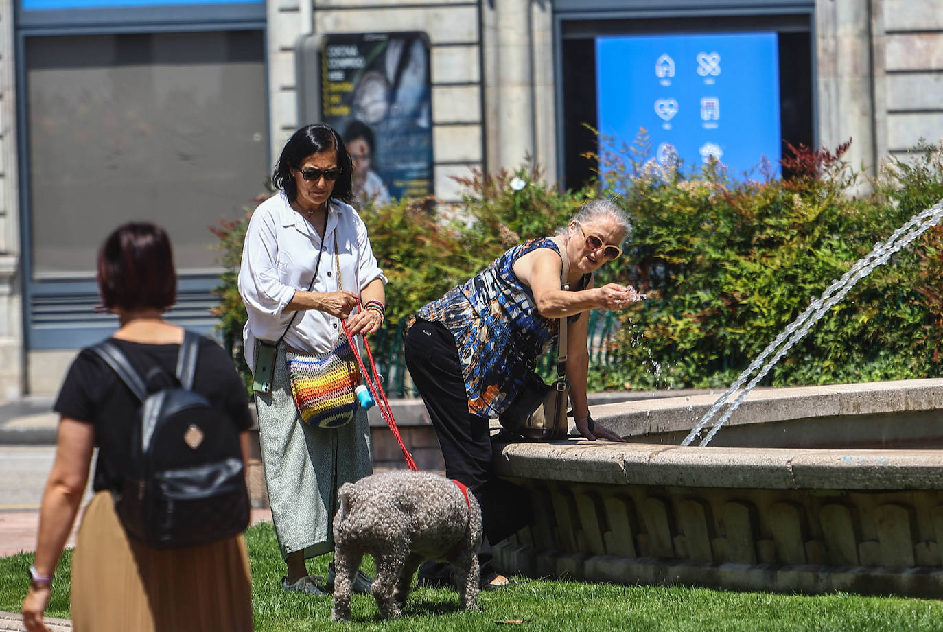 Fotos: La ola de calor llena las playas y terrazas de Asturias