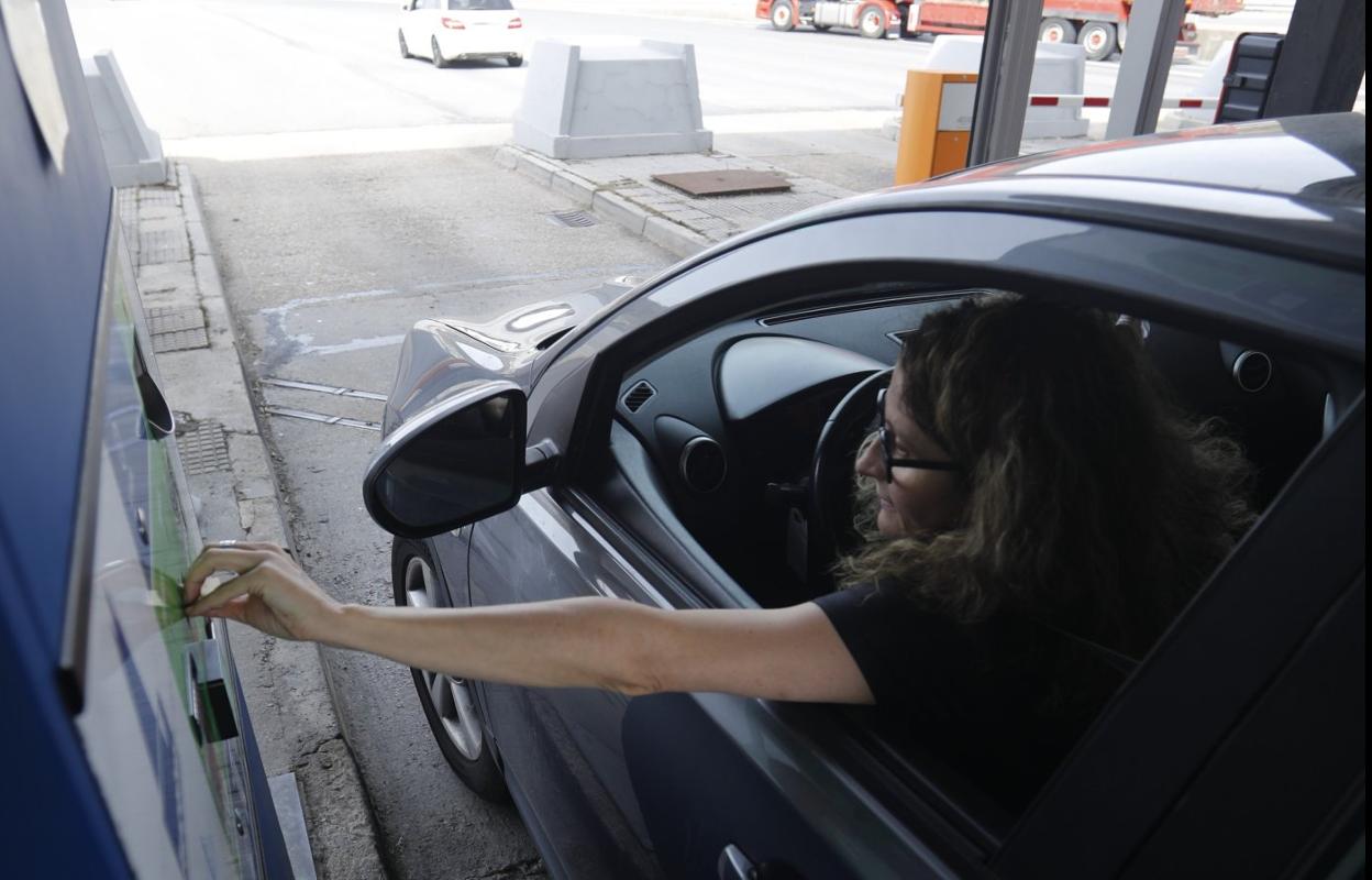 Una conductora utiliza las máquinas del peaje de La Magdalena, que han sustituido al personal de las cabinas.