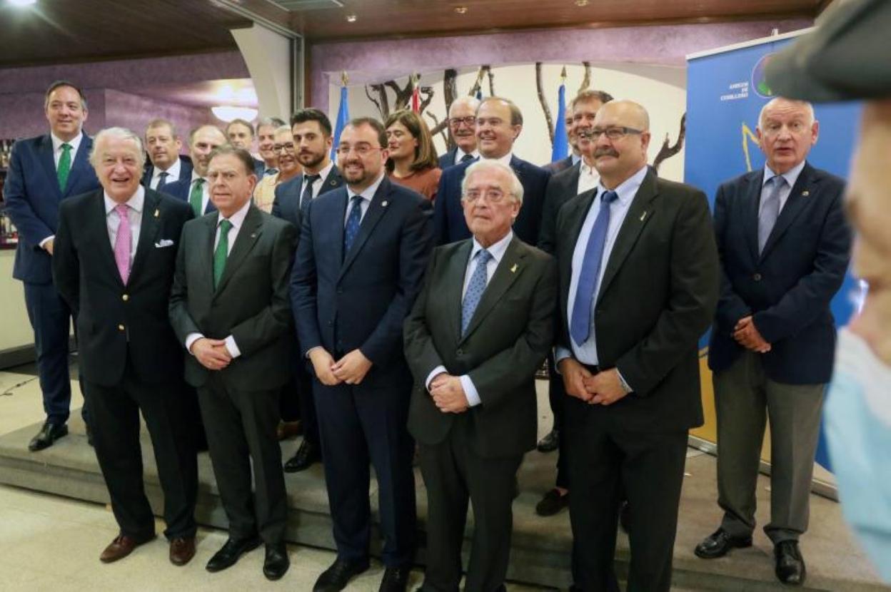 Premiados y autoridades posaron para la foto de familia al finalizar el acto de entrega de los galardones. 