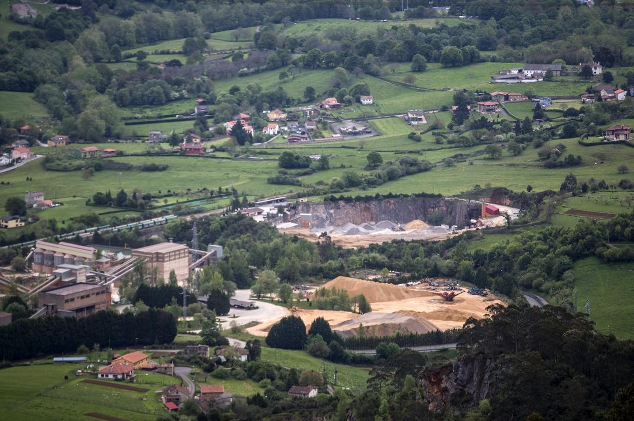 Una vista desde el Naranco de la zona extractiva. 