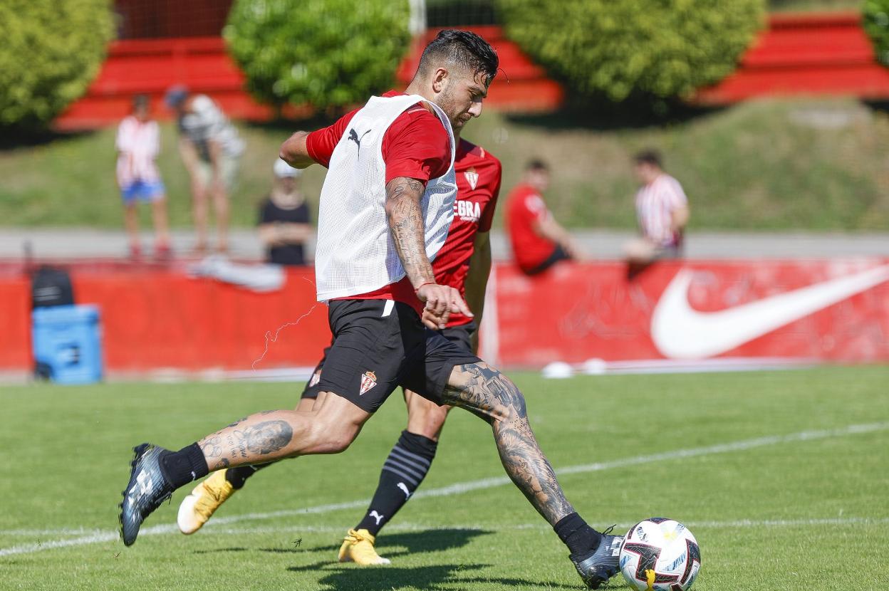 Gio Zarfino, último fichaje hasta ahora, controla un balón.