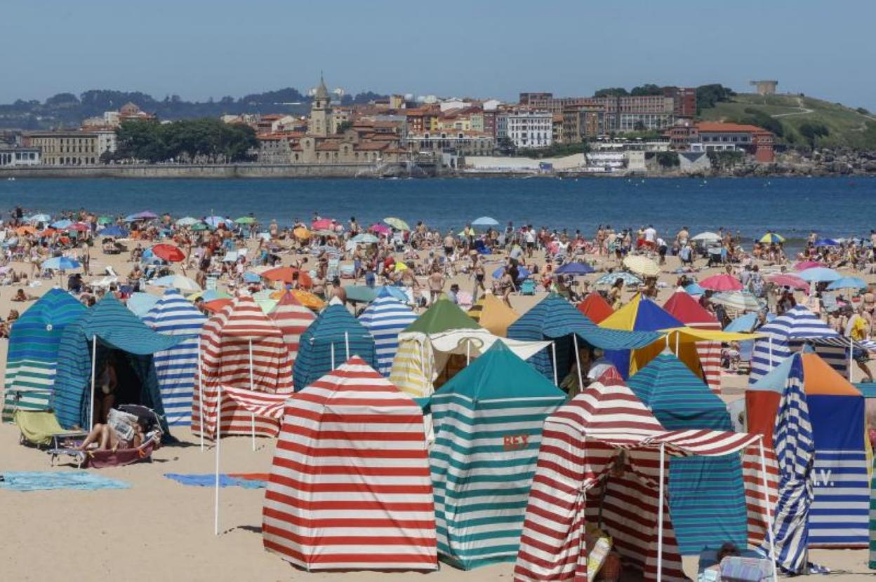 El buen tiempo volvió a llenar la playa de San Lorenzo, en Gijón. 