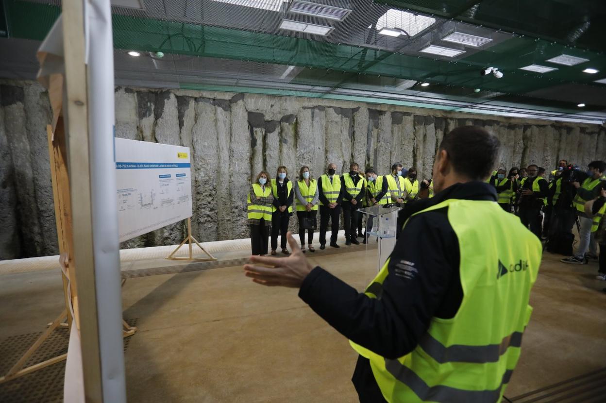 Un técnico de Adif, en la estación soterrada de La Felguera, explicando el 4 de mayo a la ministra Raquel Sánchez y al resto de autoridades las obras pendientes.