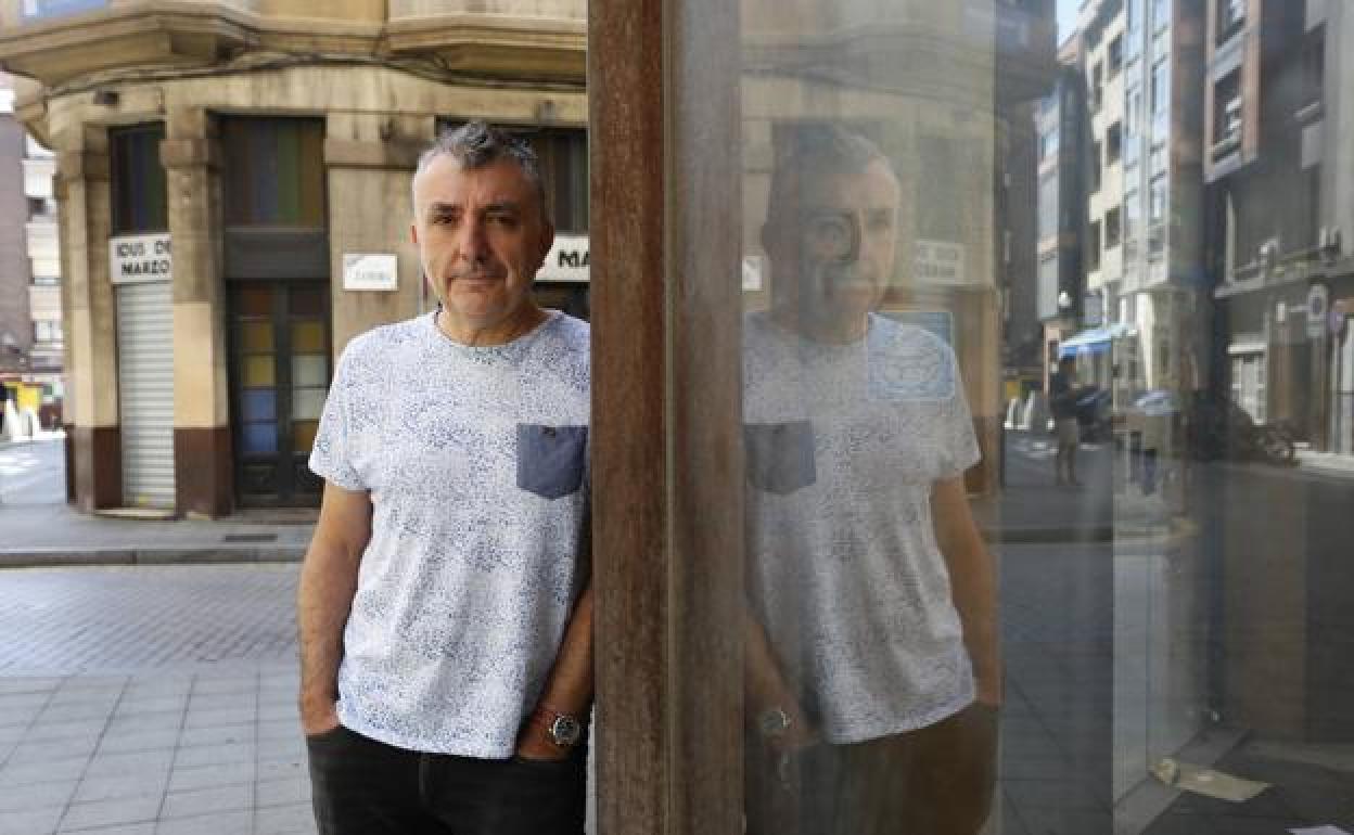 Manuel Vilas, ya en Gijón, posa para la entrevista, en la calle Zamora. 