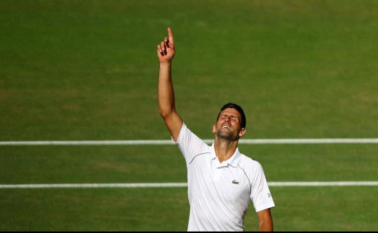 Novak Djokovic celebra su victoria en Wimbledon. 