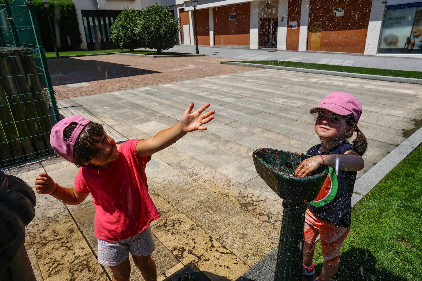 Al agua para combatir la explosión de calor en Asturias 