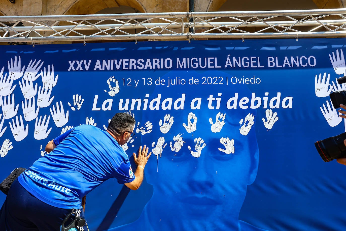 Fotos: Manos blancas en Oviedo para recordar a Miguel Ángel Blanco