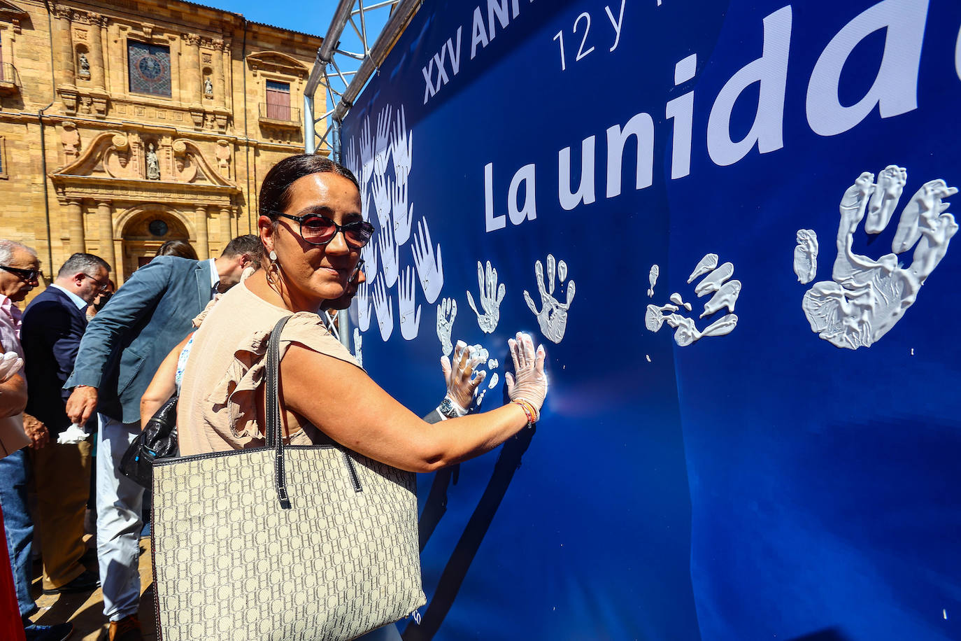 Fotos: Manos blancas en Oviedo para recordar a Miguel Ángel Blanco