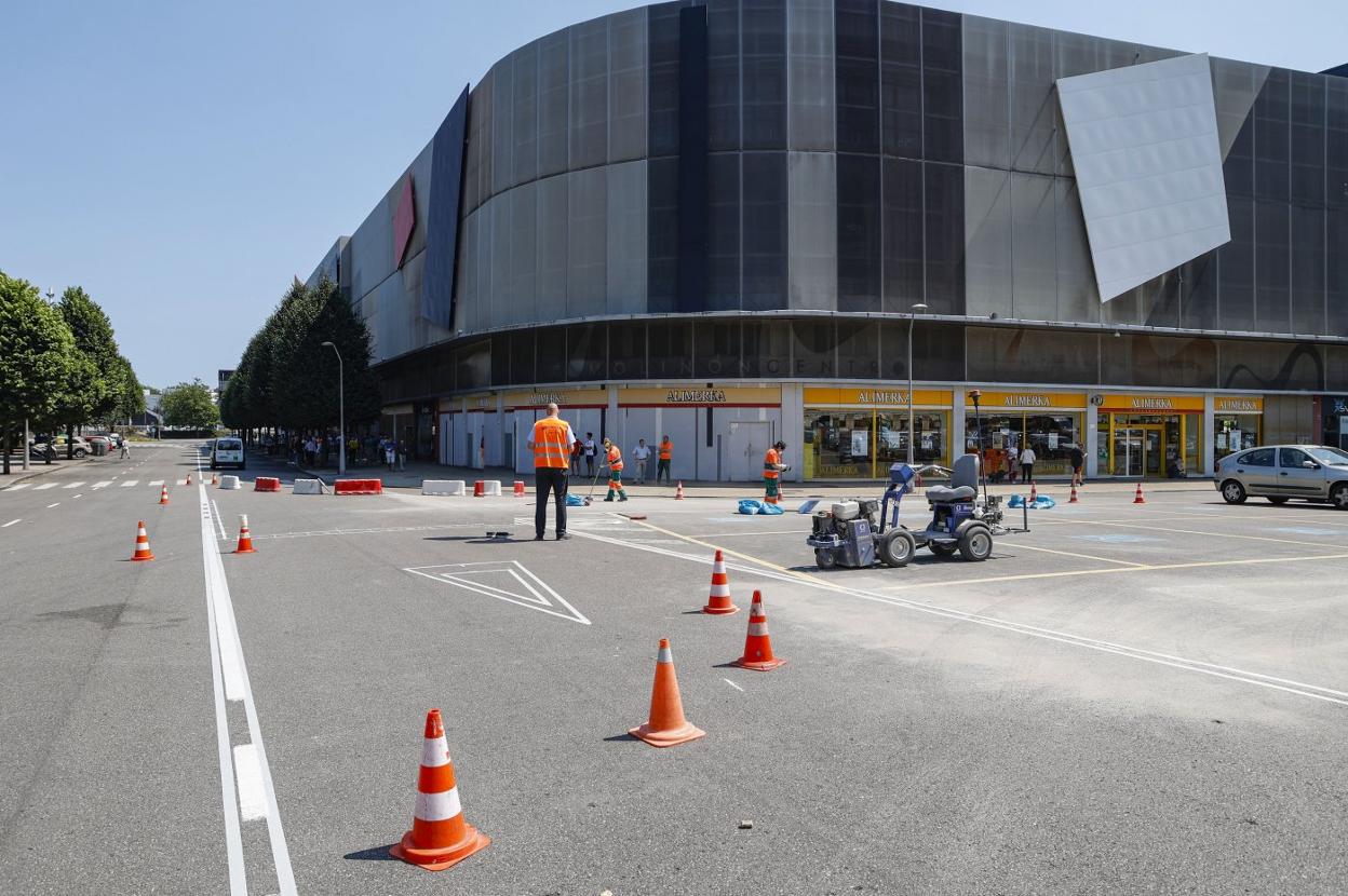 Los trabajos de pintura y colocación de bolardos se iniciaron en los accesos situados en Luis Adaro. 