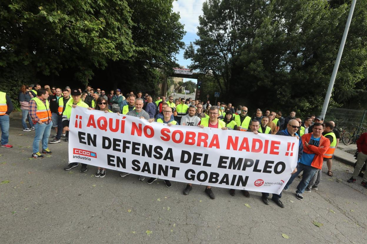 Una de las concentraciones de trabajadores en la puerta de la fábrica de Saint-Gobain en La Maruca. 