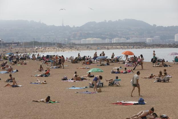 La playa de Poniente, ayer, en un momento en el que la bruma comenzó a limitar la visibilidad. 