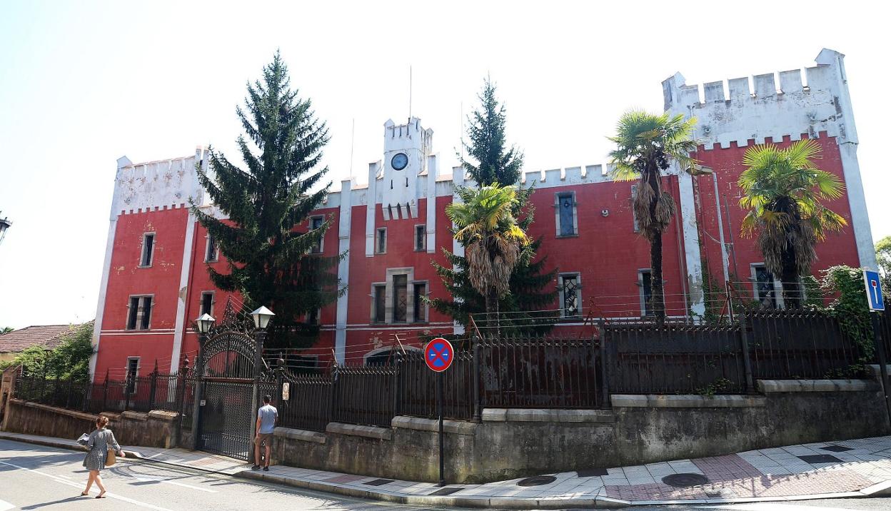 Una vista del frontal de la vieja fábrica de armas de La Vega, cerrada desde hace una década, y al que el Ayuntamiento y el Principado fían el futuro de la entrada a Oviedo por la antigua 'Y'. 