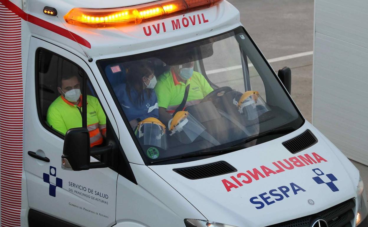 Una ambulancia en la zona de Urgencias del Hospital Universitario Central de Asturias (HUCA)