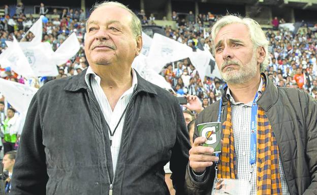 Los propietarios de los grupos Carso y Pachuca, Carlos Slim y Jesús Martínez, respectivamente, antes del comienzo de un encuentro de la Liga mexicana. 