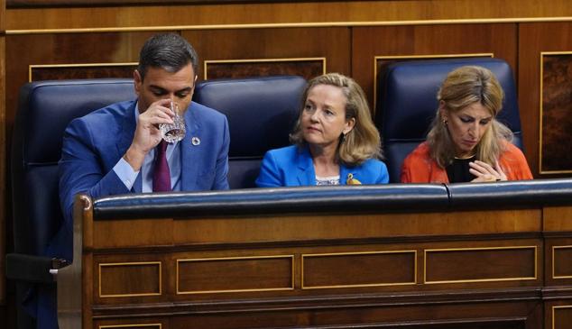 Pedro Sánchez, Yolanda Díaz y Nadia Calviño durante las intervenciones