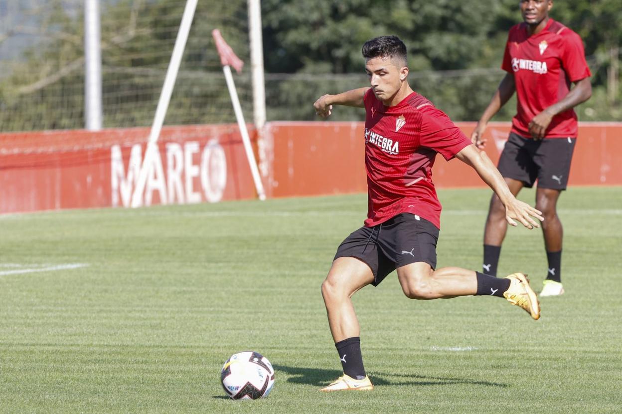 Manu García realiza un lanzamiento durante la sesión de trabajo de ayer por la tarde en Mareo.