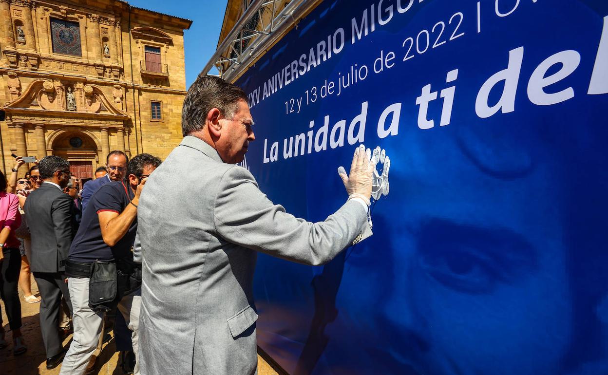 El alcalde de Oviedo, Alfredo Canteli, estampa su mano en un panel en recuerdo a Miguel Ángel Blanco, en un acto celebrado el martes 