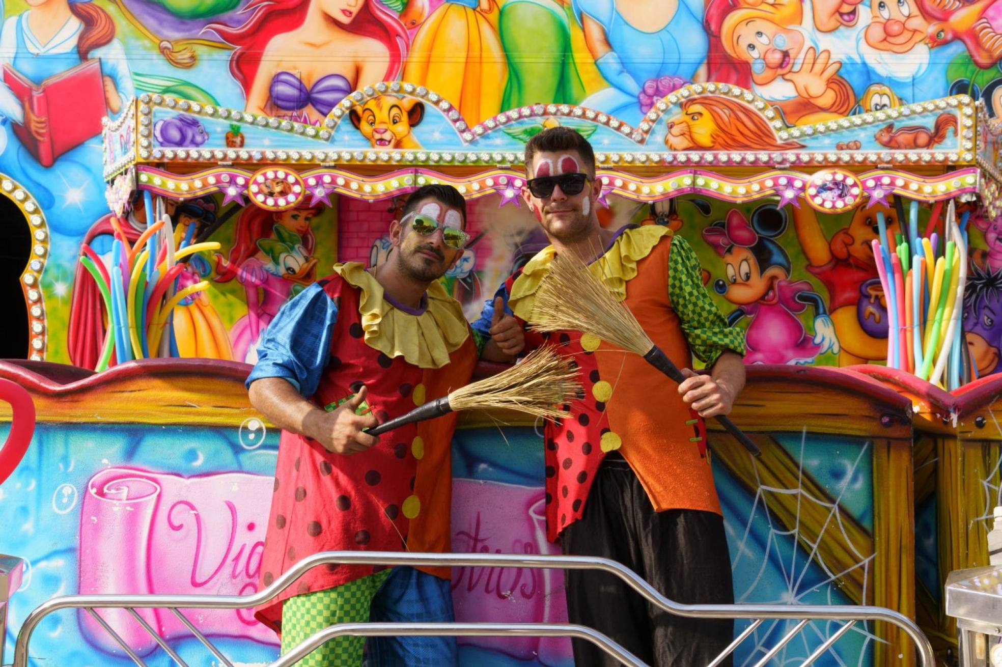 Christian Cabezas y Samuel Quintero animan la fiesta en el tren de la bruja.