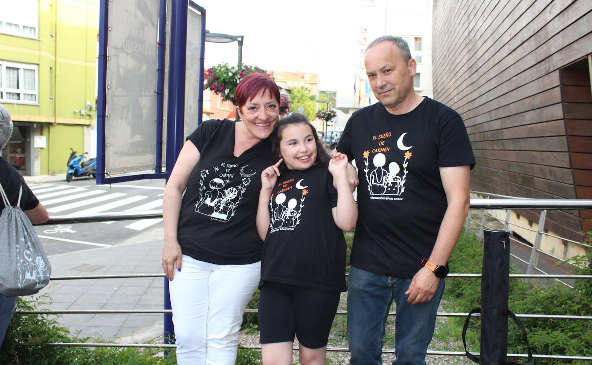 La pequeña Carmen con sus padres, Luisa Fernández y Jesús Miguel Rodríguez, junto al museo. 
