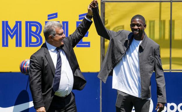 Ousmane Dembélé posa junto a Joan Laporta tras firmar su nuevo contrato. 