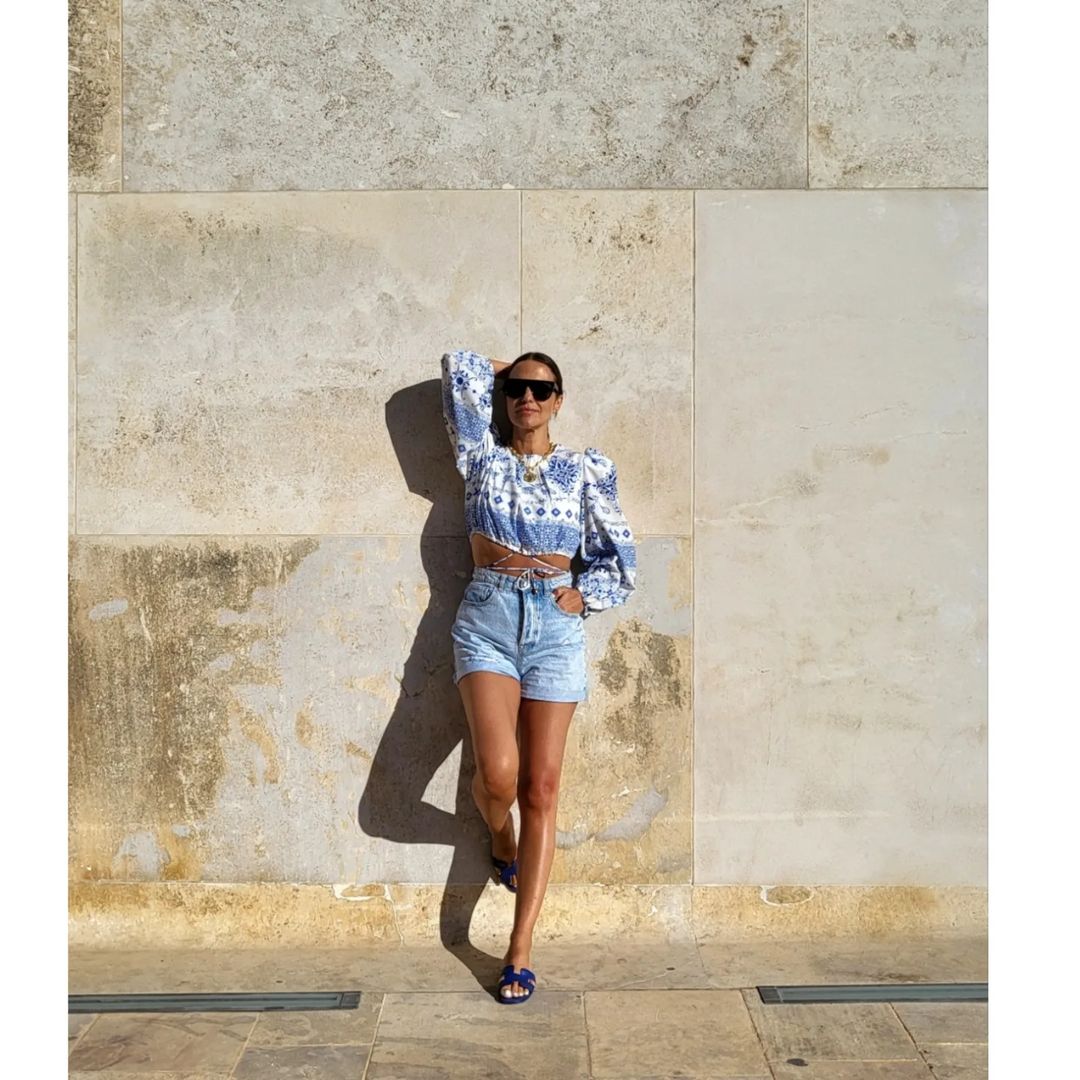 A la moda, con tops que dejan al descubiero parte del torso.