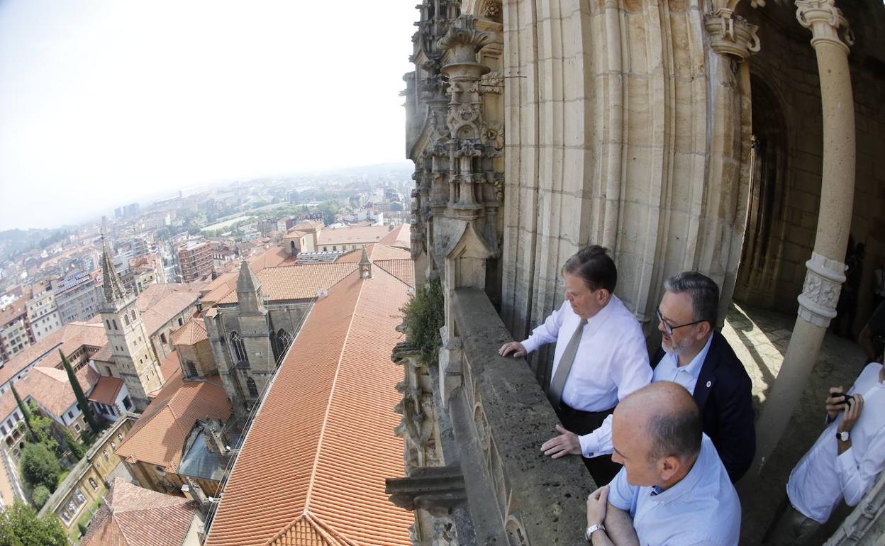 Alfredo Canteli, Alfredo García Quintana y Pablo León contemplan Oviedo desde la torre. 