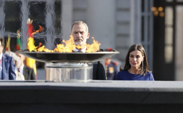 Los Reyes presiden el homenaje a las víctimas de la covid en el Palacio Real, en Madrid.