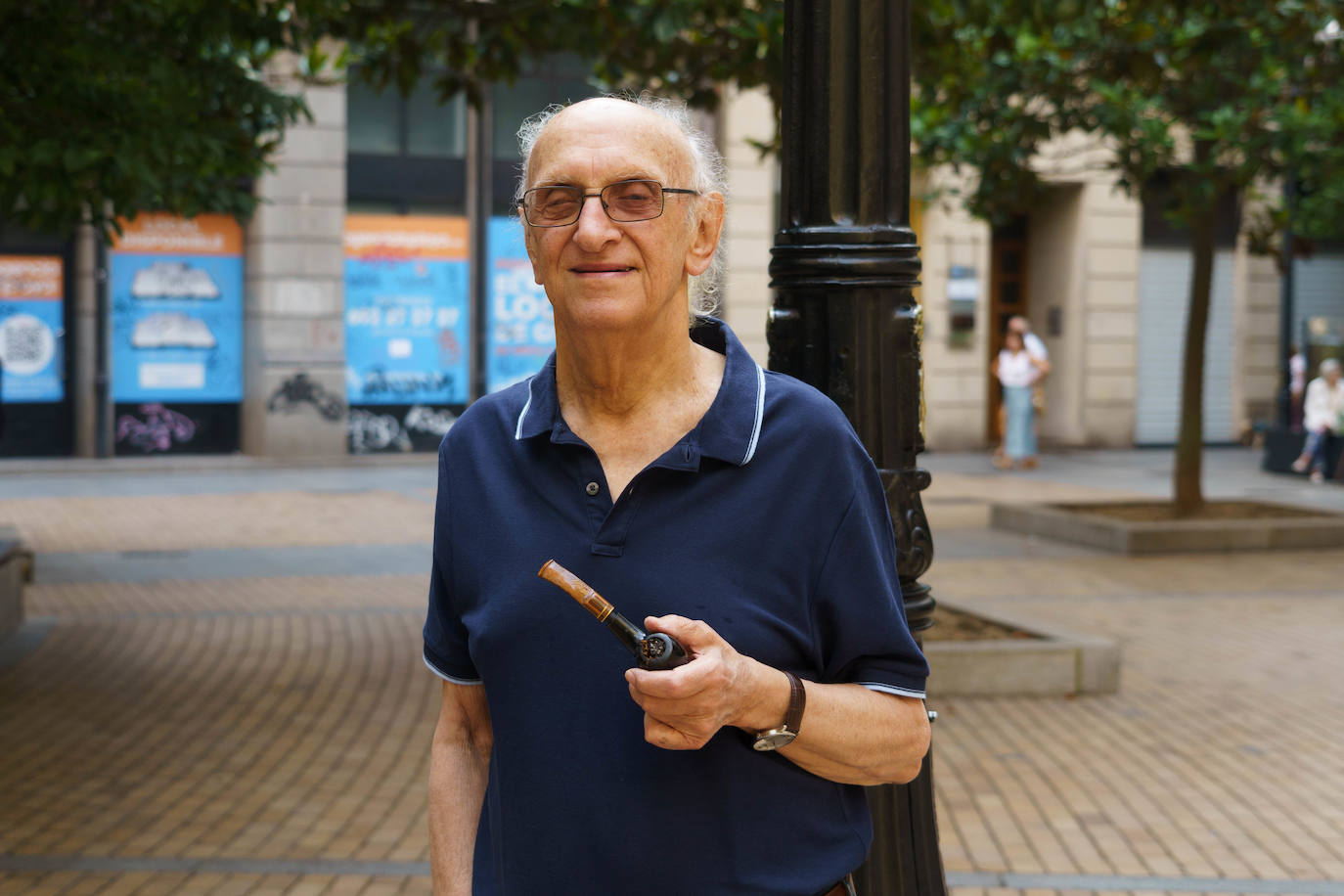 Petros Márkaris, ante el Hotel Don Manuel, en Gijón. 