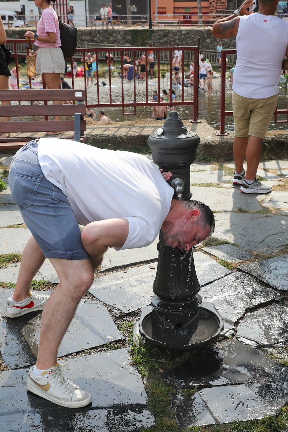 Fotos: Cangas se da un baño antes de la Descarga