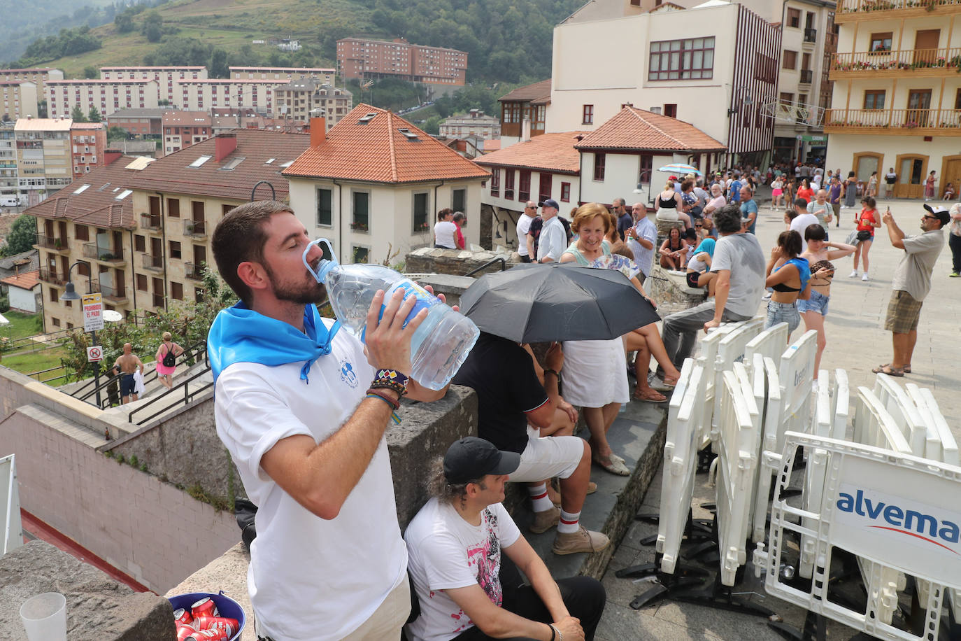 Fotos: Cangas se da un baño antes de la Descarga