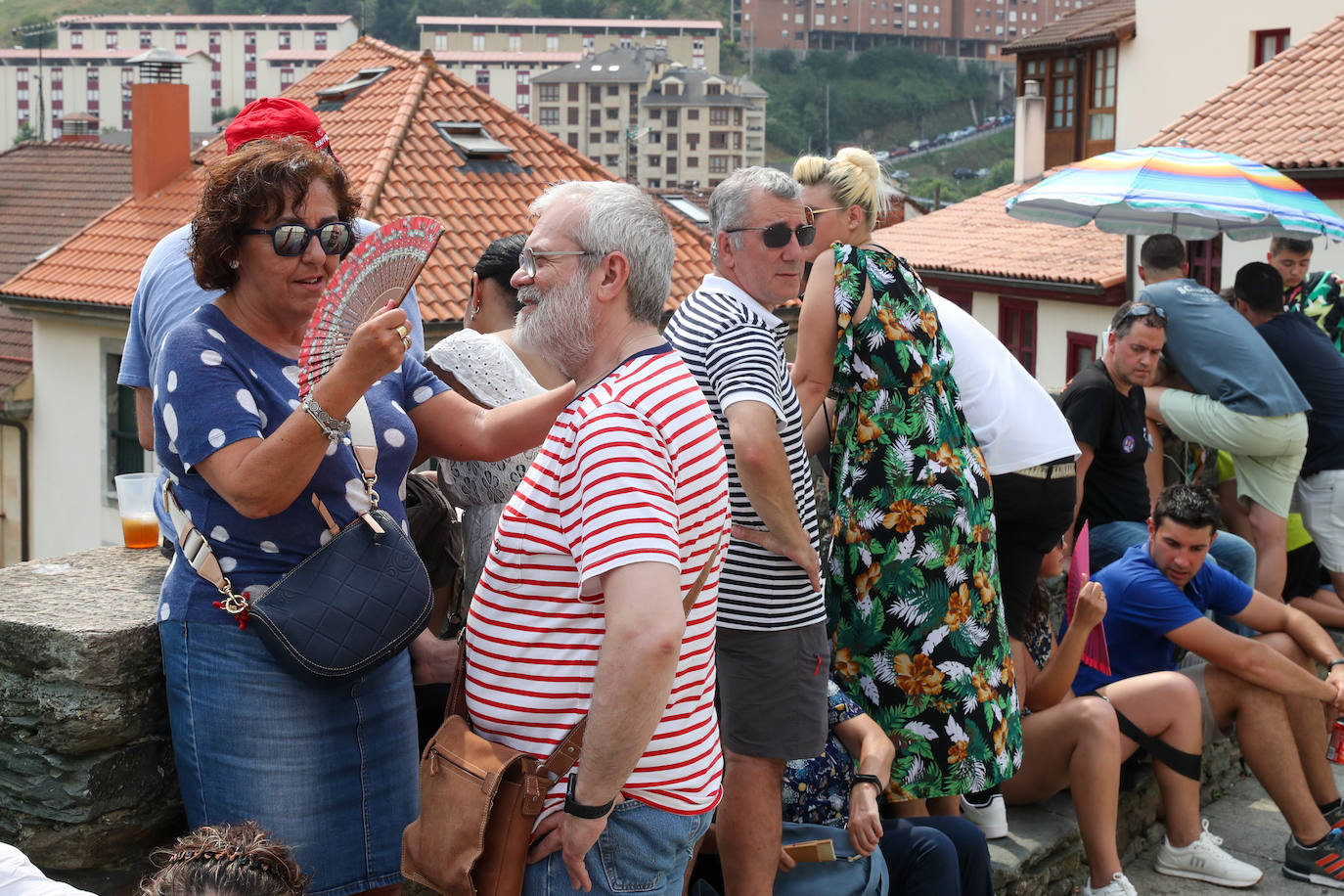 Fotos: Cangas se da un baño antes de la Descarga