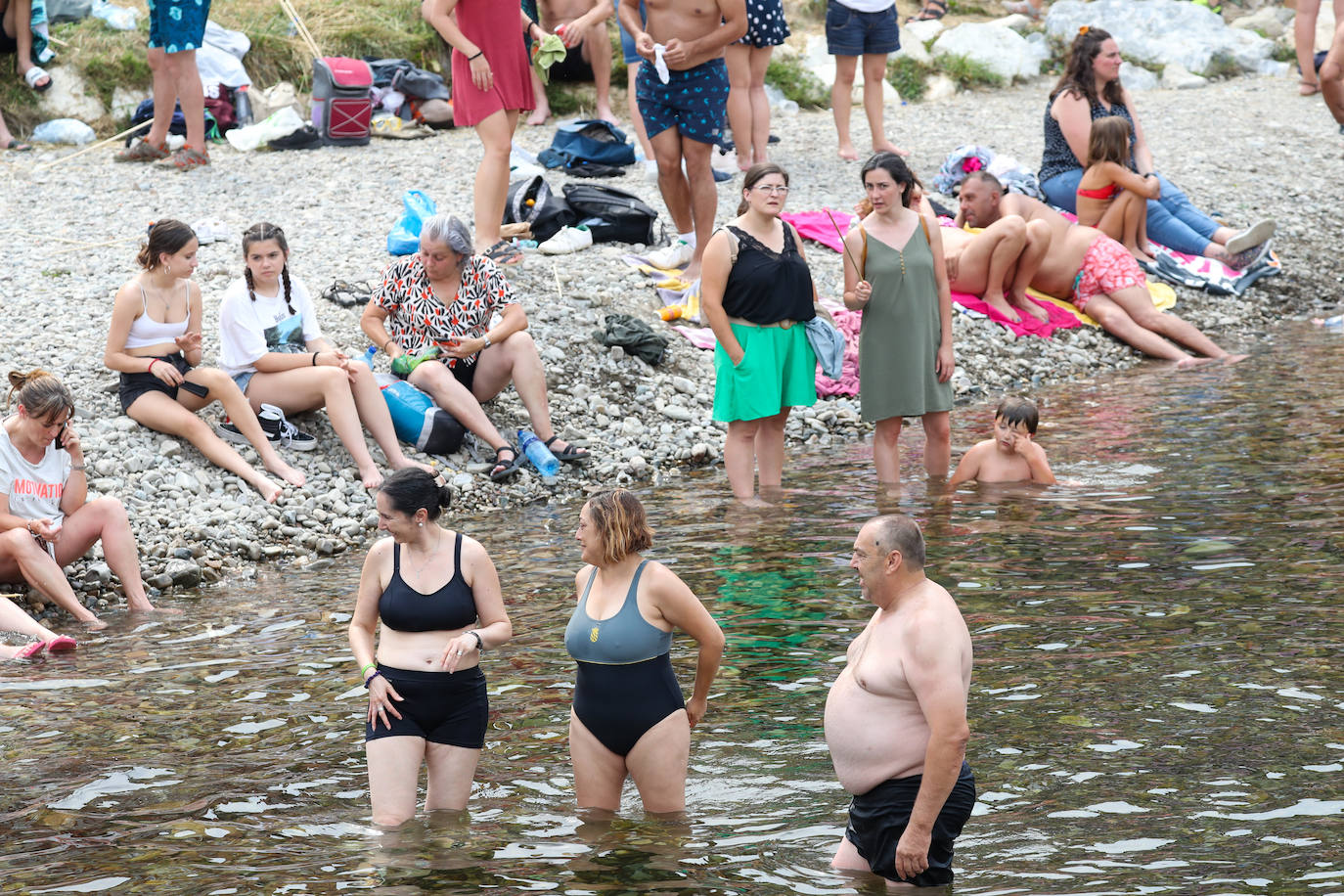 Fotos: A remojo para mitigar el calor en Asturias