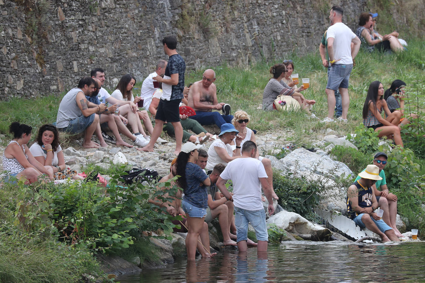 Fotos: A remojo para mitigar el calor en Asturias