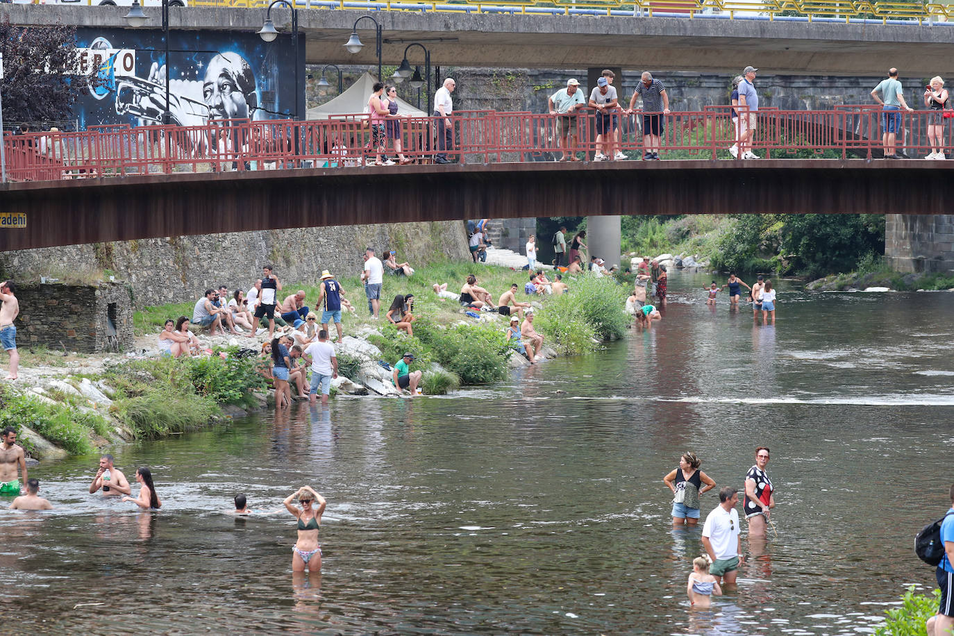 Fotos: A remojo para mitigar el calor en Asturias