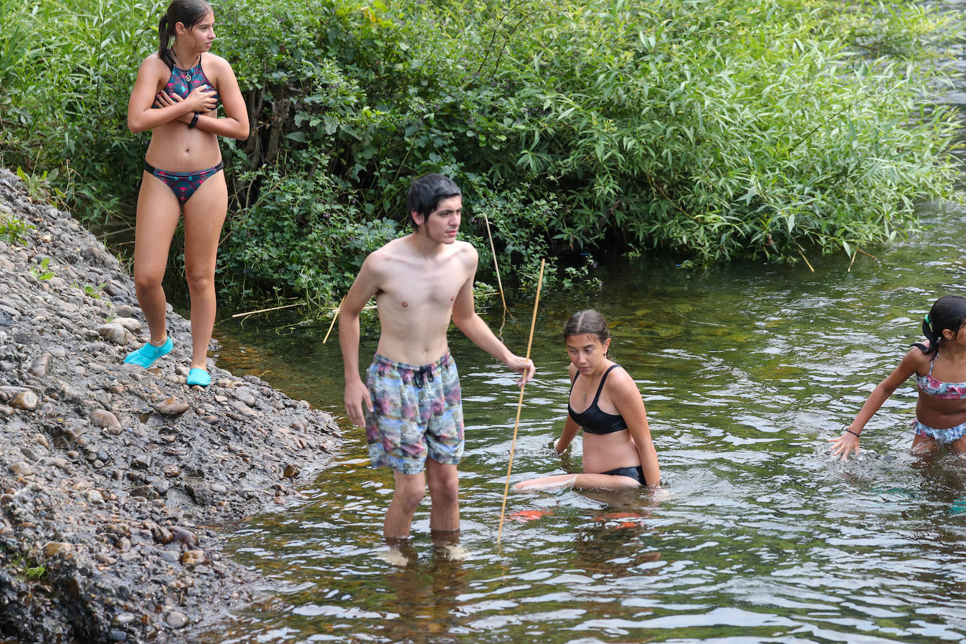 Fotos: A remojo para mitigar el calor en Asturias